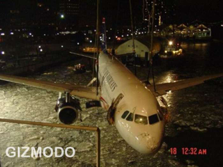 Illustration for article titled Photos of Plane Being Lifted From the Hudson Are Staggering